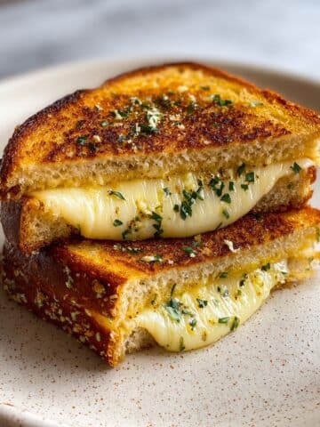 Minute Garlic Bread Grilled Cheese – A Cheesy Dream Recipe