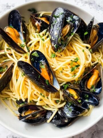 Mussels in a Creamy White Wine Garlic Sauce Recipe