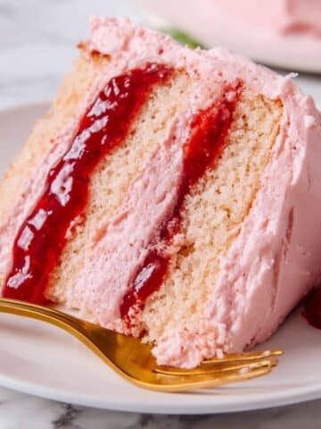 Strawberry Cake with Fresh Strawberry Filling and Cream Cheese Frosting Recipe